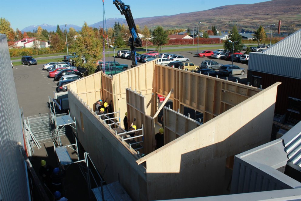 Útveggir sumarbústaðarins komnir á sinn stað.