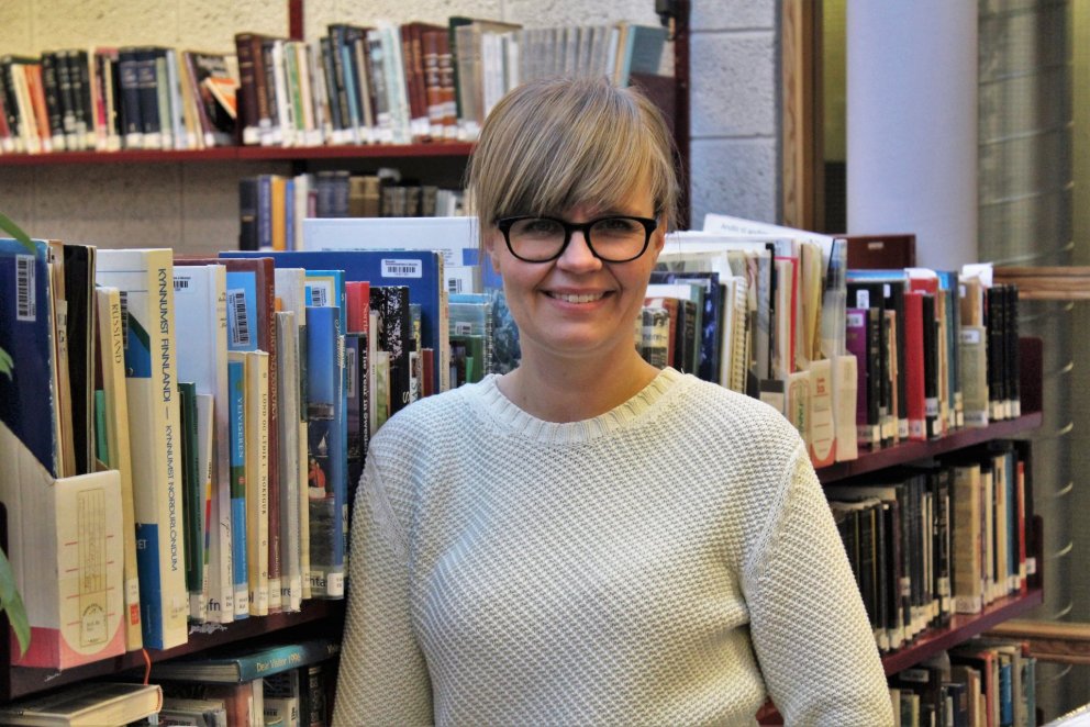 Hildur Friðriksdóttir á bókasafninu í VMA.