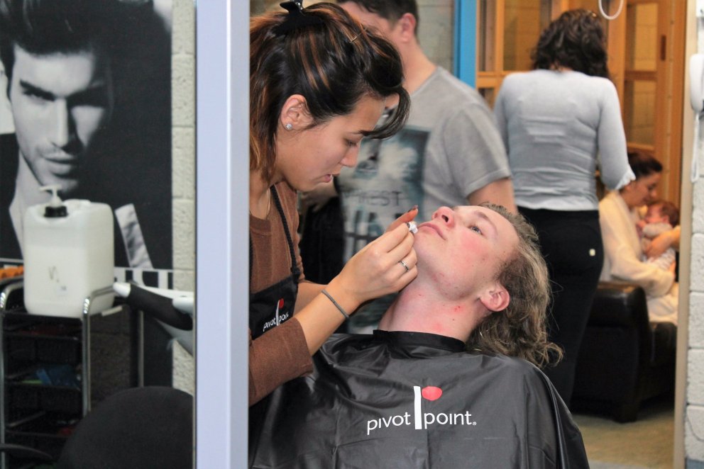 Vandað til verka við raksturinn.