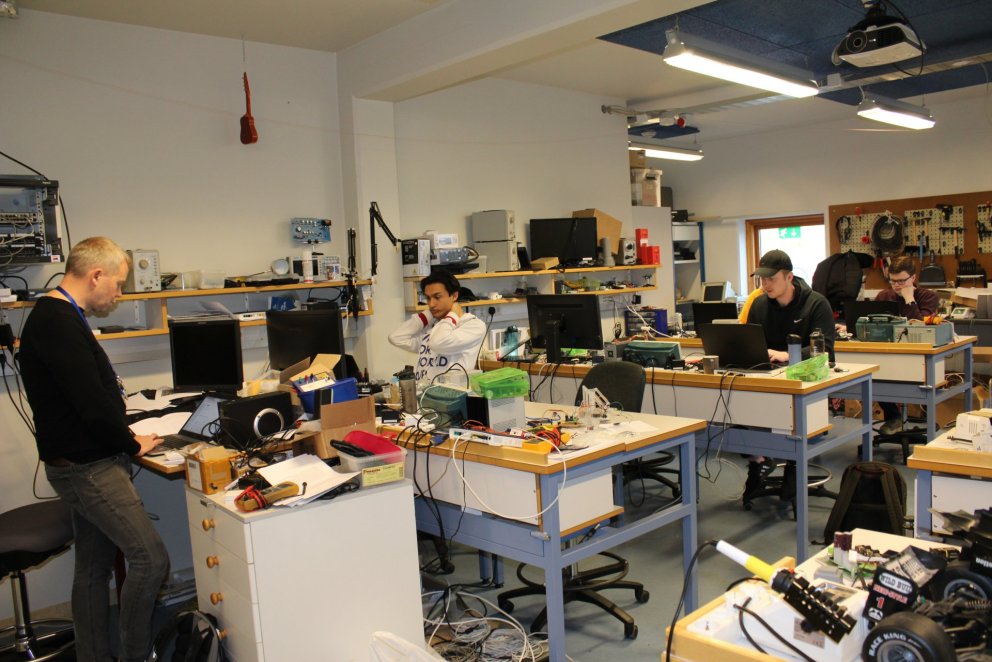 Í kennslustund nemenda á lokaönn í rafeindavirkjun