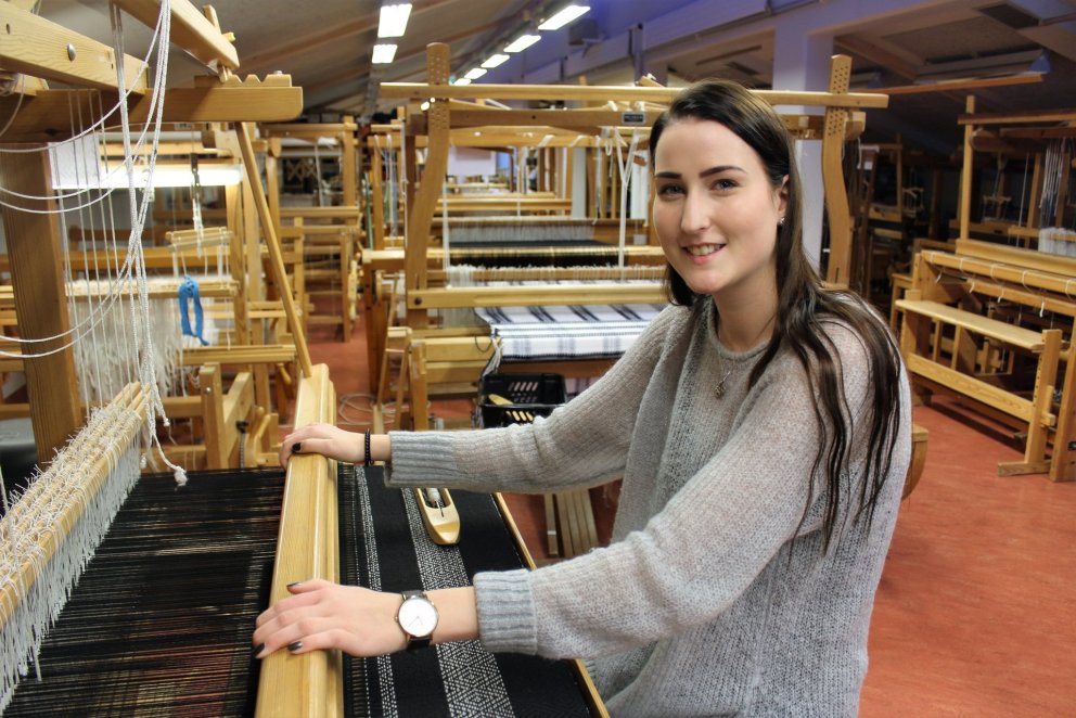 Karitas Fríða Bárðardóttir við vefstólinn.