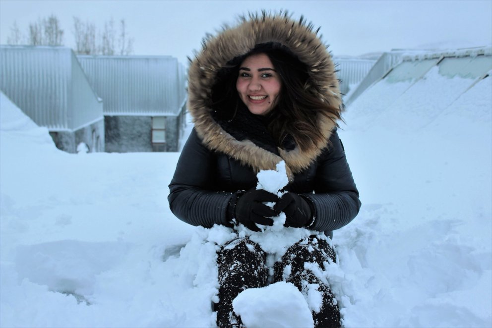 Sherihan hæstánægð í snjónum.