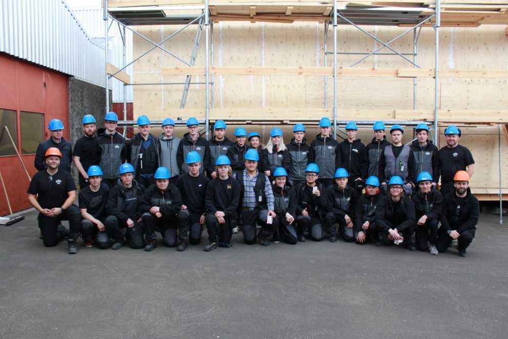 Nemendur með kennurum og framkv.stj. FerroZink.