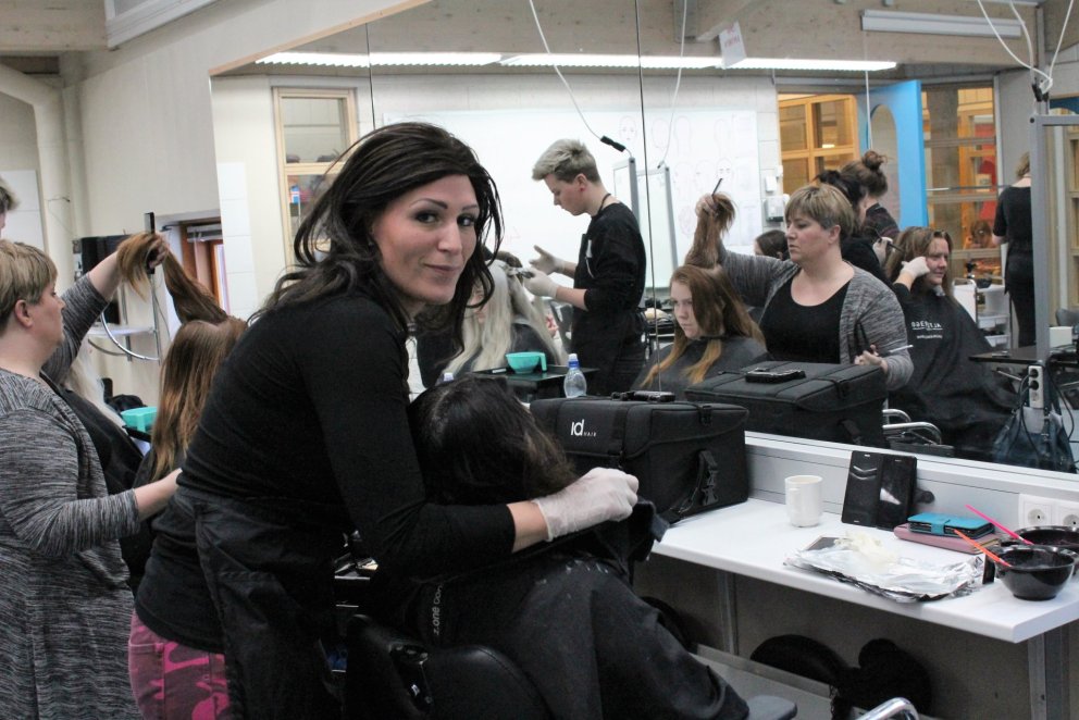 Nóg að gera á stofudegi í hársnyrtideild.