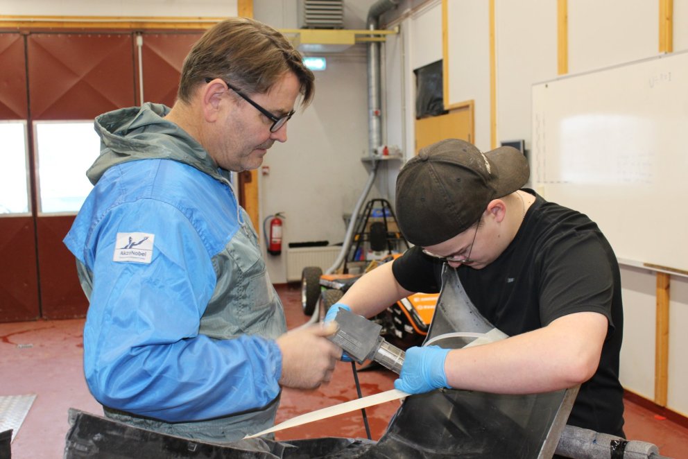 Stefán leiðbeinir nemanda við að sjóða plast.