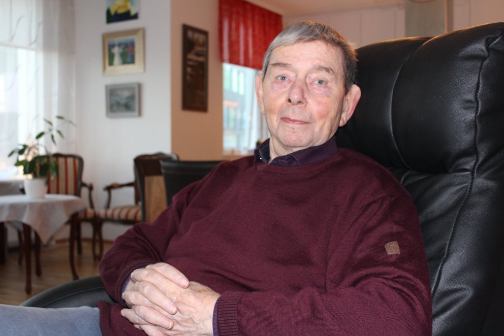 Bernharð og Ragnheiður kona hans búa í Reykjavík..