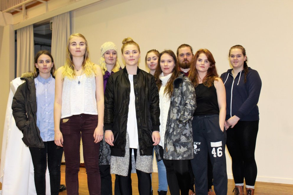 Útskriftarnemendurnir níu í Ketilhúsinu.