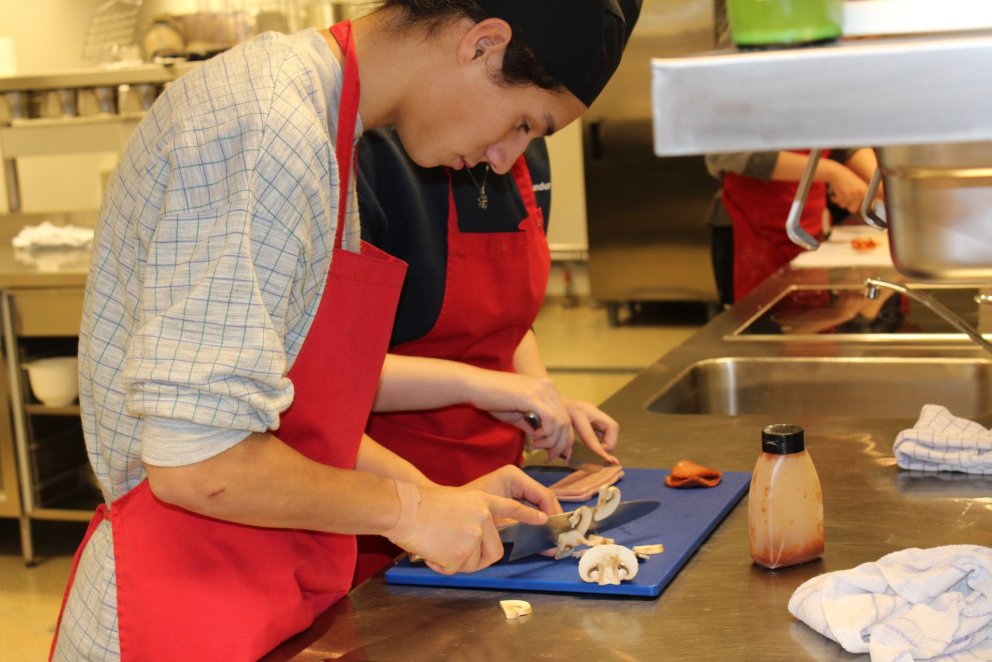 Áleggið sneitt niður fyrir pizzuna.