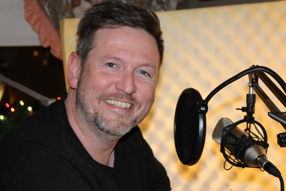 Pétur Guðjónsson í hljóðverinu á heimili sínu.