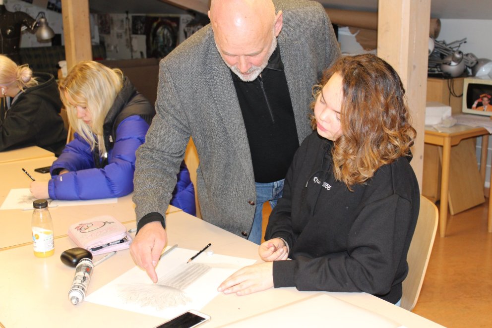 Hallgrímur Ingólfsson að kenna teikningu.