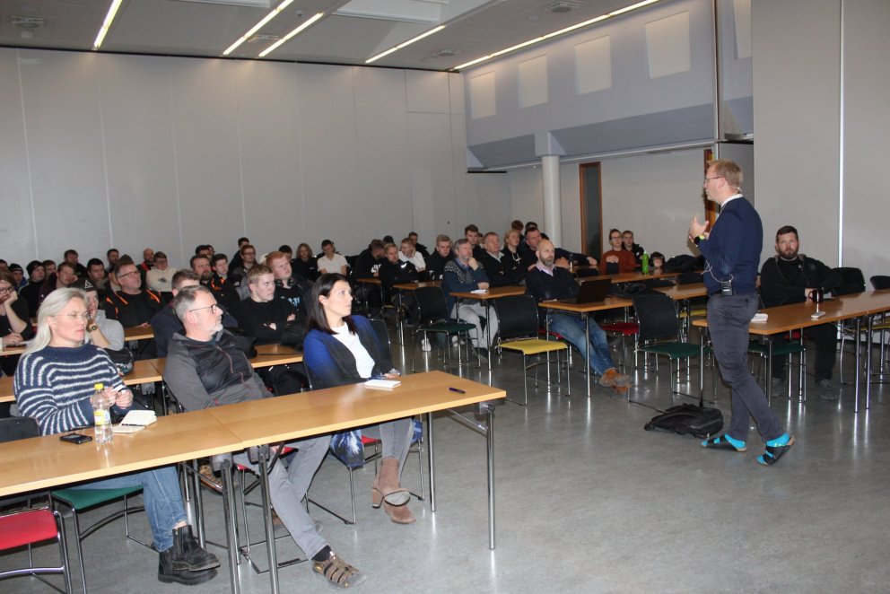 Fjölmargir sóttu fyrirlestur Finns í VMA í gær.