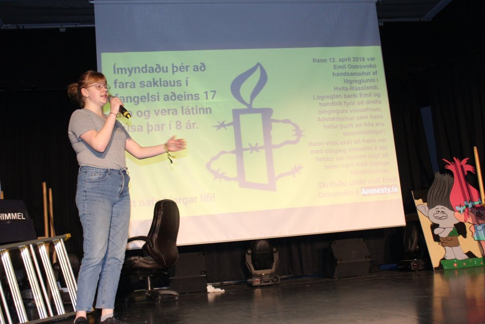 Hekla Sólbjörg með hljóðnemann í Gryfjunni.