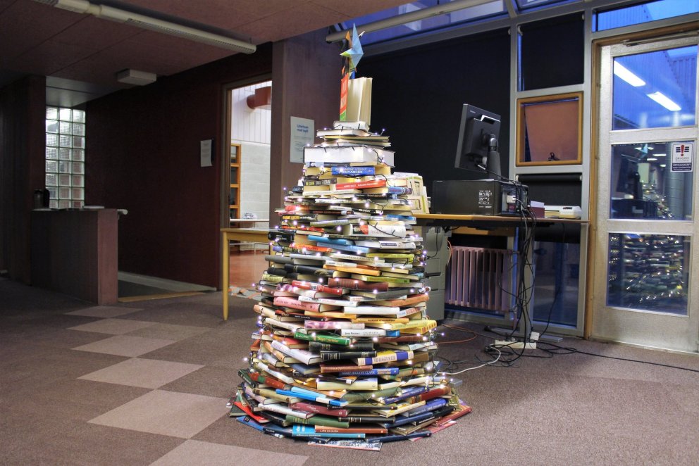 Afgangsbækur á bókamarkaðnum breyttust í jólatré.