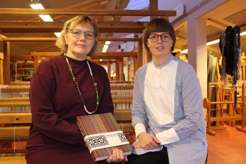 Ragnheiður Björk og Borghildur Ína með bókina.