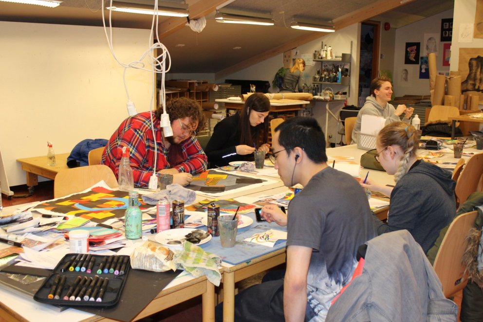 Nemendur að leggja lokahönd á verk vetrarins.