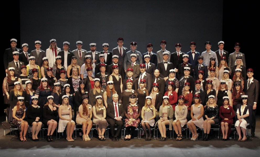 Útskriftarhópurinn á sviðinu í Hofi í dag.