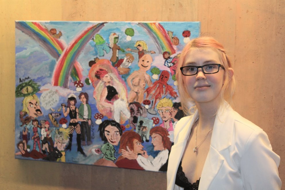 Sigríður Björk Hafstað við akrýlverkið sitt.