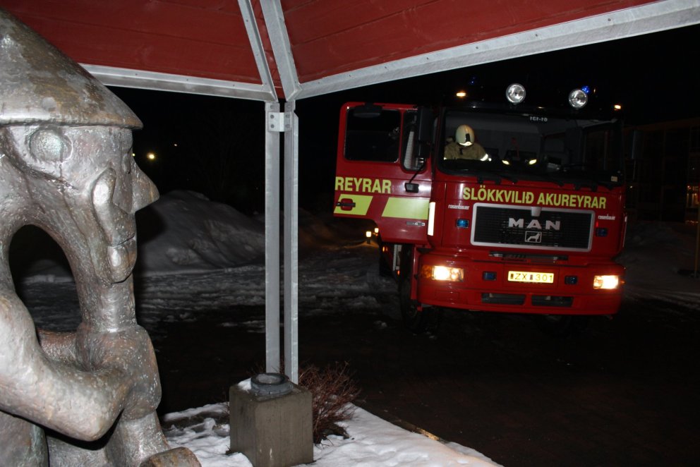 Bíll Slökkviliðs Akureyrar við austurinnganginn.