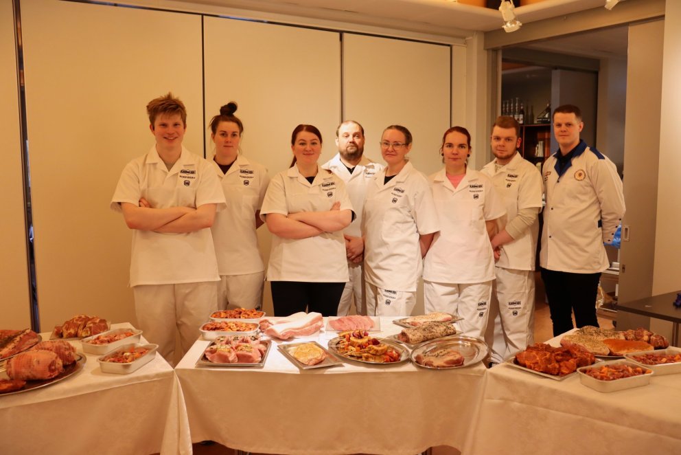 Sjö af átta nemendum í kjötiðn með læriföður sínum, Rúnari Inga Guðjónssyni.