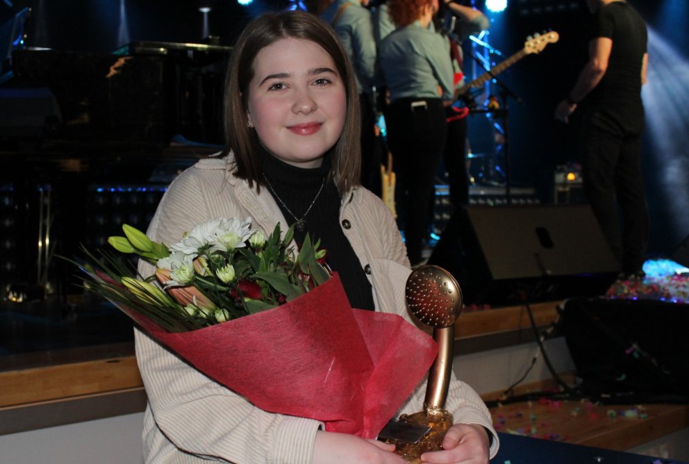 Særún Elma Jakobsdóttir með Sturtuhausinn.