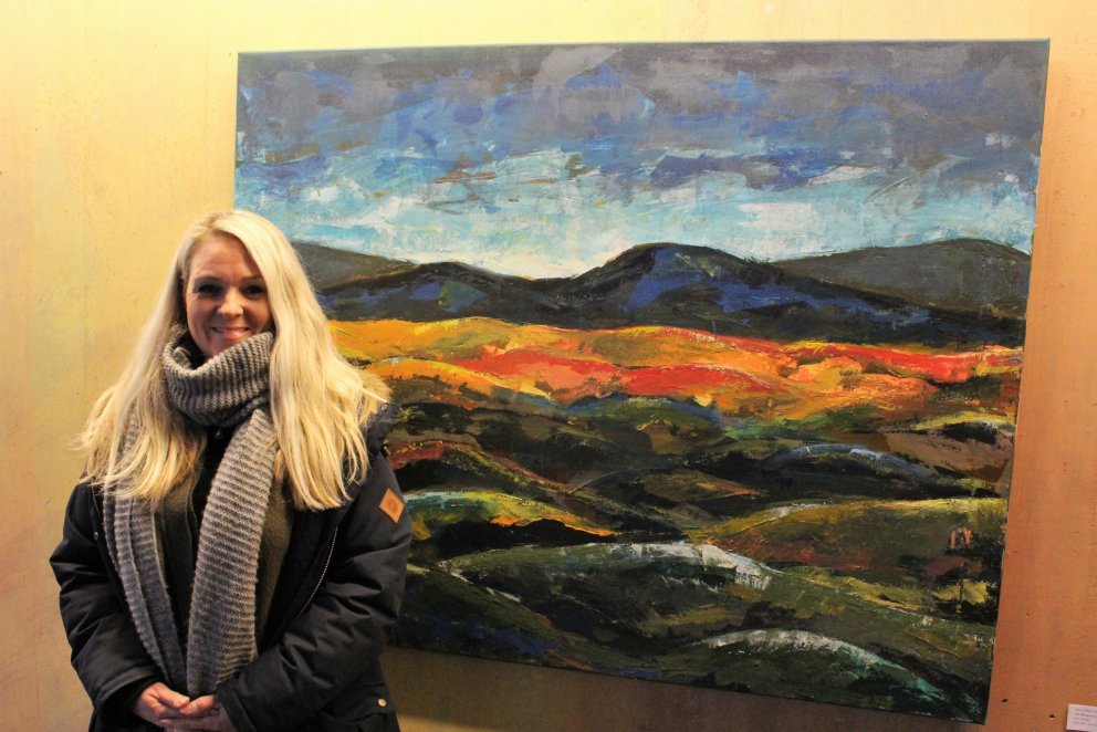 Fanný María Brynjarsdóttir við verk sitt Morgunóra