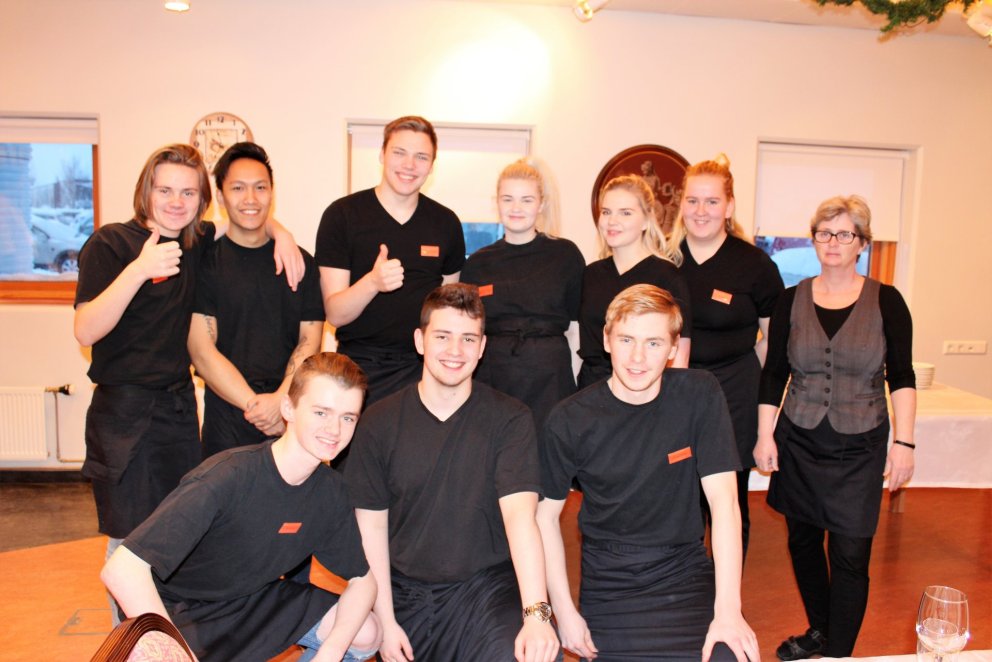 Nokkrir matvælabrautarnemar með kennara sínum.