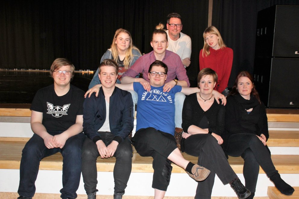 Leikhópurinn og höfundarnir á æfingu í Gryfjunni.