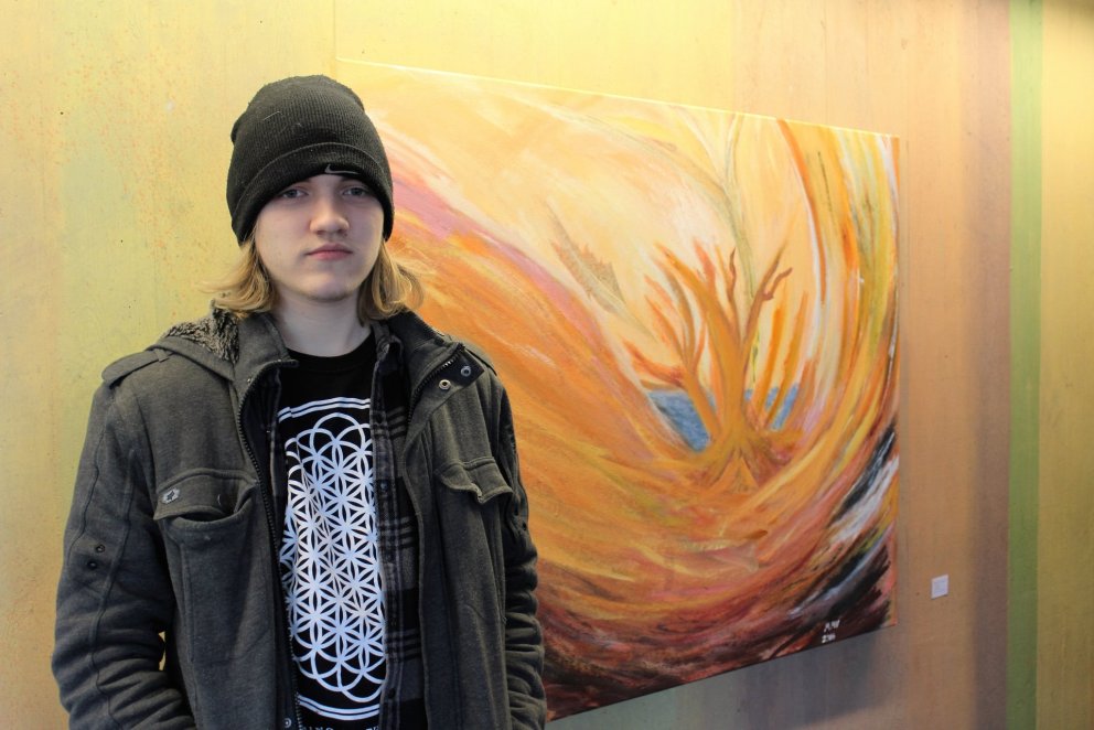 Magnús Mar Väljaots við akrílverkið sitt, Fönix.