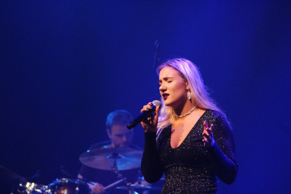 Kristín Tómasdóttir á sviðinu í Hofi.