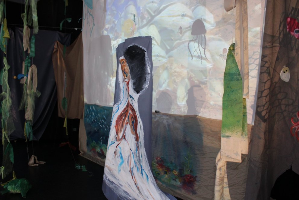 Hluti af vatnaveröldinni á sviðinu í Gryfjunni.