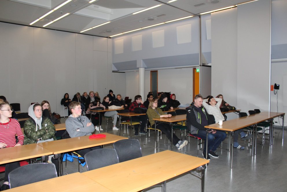 Nemendur og kennarar á fyrirlestri Jóhönnu.