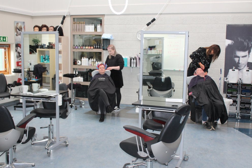 Nemendur í permanent-verkefni í VMA í dag.