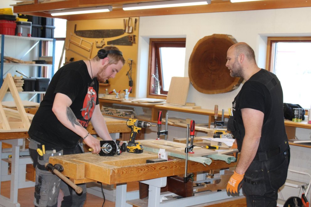 Ketill Sigurðarson kennari gefur nemanda góð ráð.