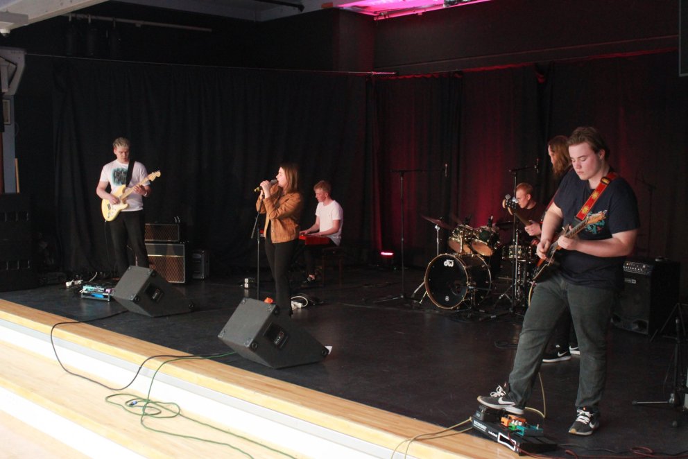 Særún Elma og Sjö, níu, þrettán í Gryfjunni.