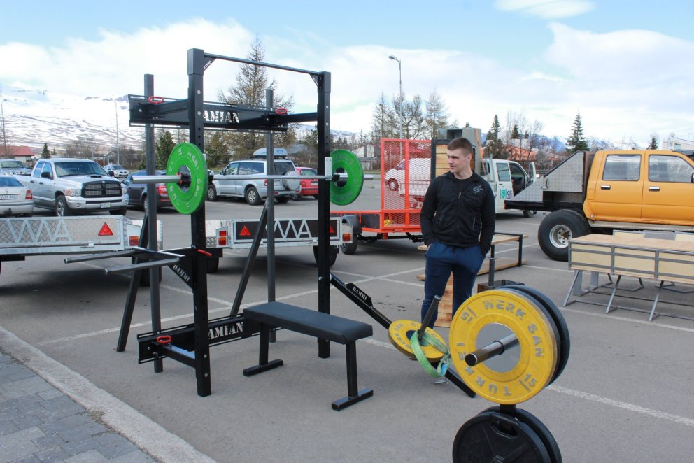 Einn nemendanna kynnir smíðaverkefni sitt.