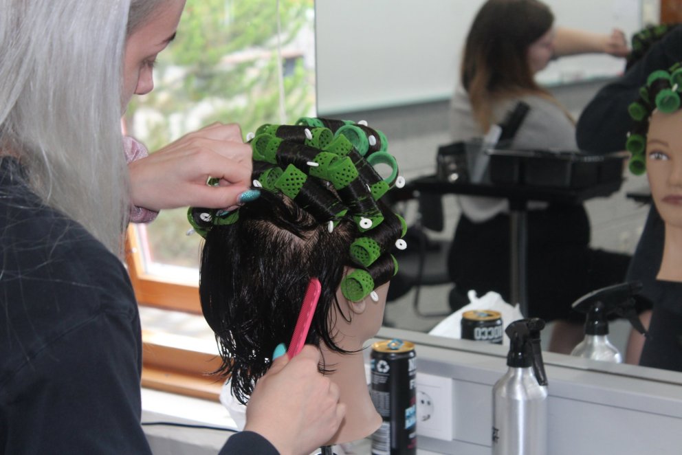 Nemendur á öðru ári í kennslustund í hárgreiðslu.