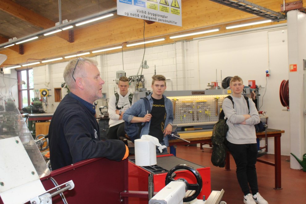 Hörður brautarstjóri ræðir við grunndeildarnema.