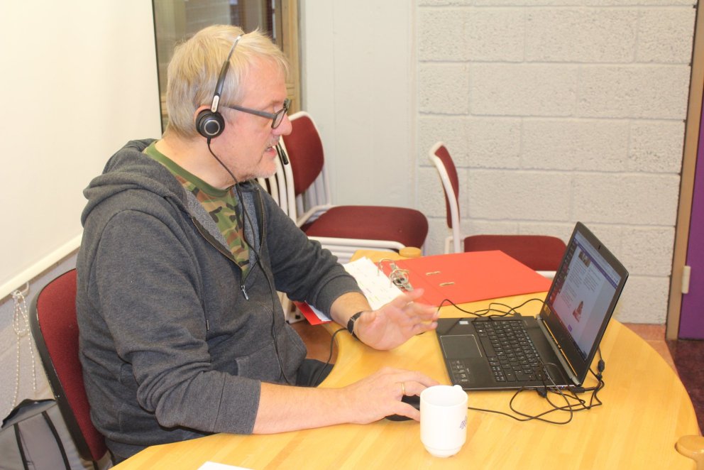 Árni Hrólfur Helgason fjarkennir nemendum í dönsku