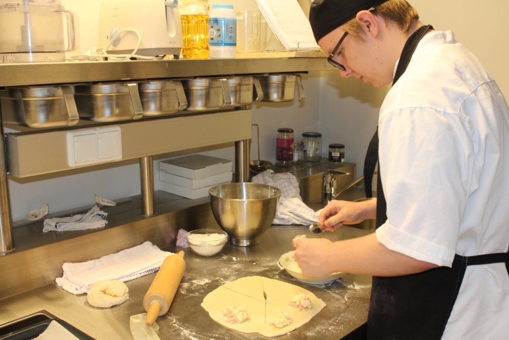 Einbeittur í bakstri skinkuhorna.