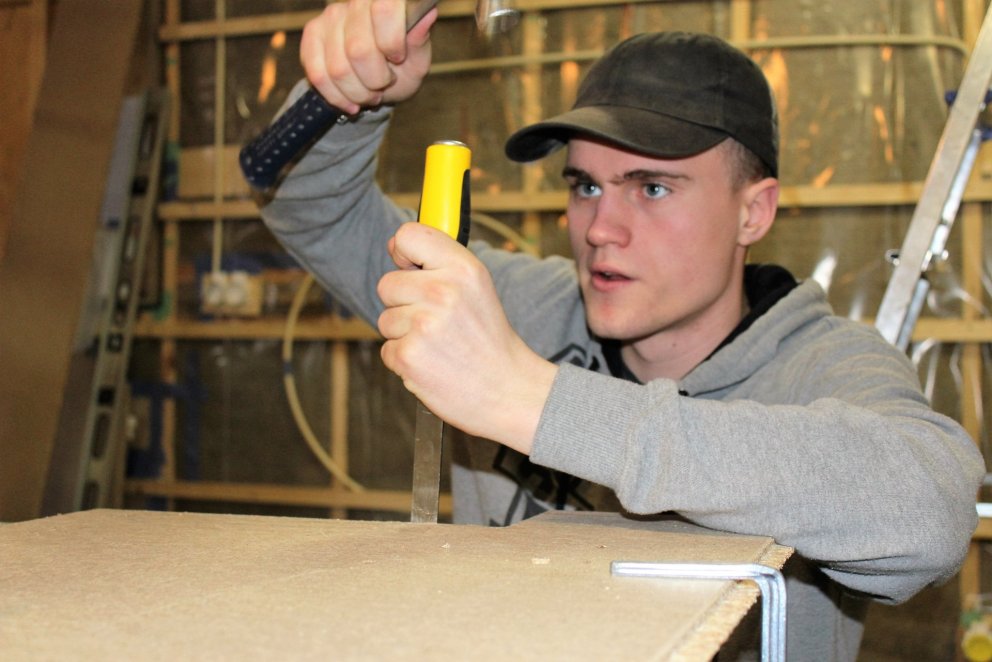 Nú er verið að klæða bústaðinn að utan og innan.