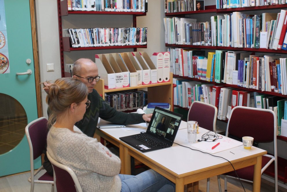 Hildur og Jóhannes sátu fjarfundina á bókasafninu.
