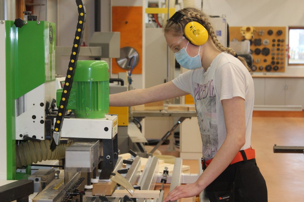 Grunndeildarnemandi í verklegri kennslustund.