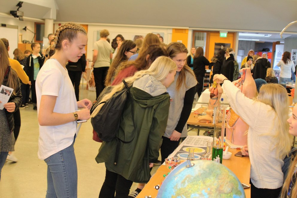 Grunnskólanemendur afla upplýsinga í VMA í gær.