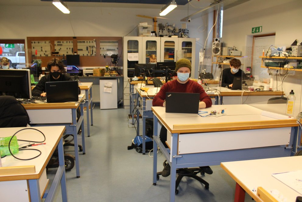 Nemendur í rafeindavirkjun eru dreifðir um stofuna