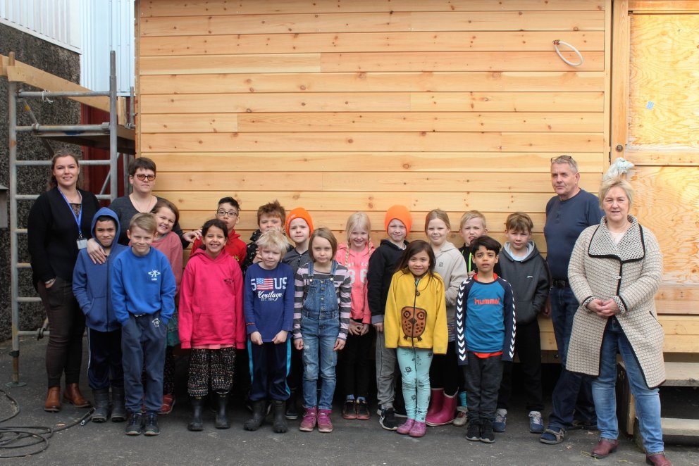 Þriðjubekkingar við sumarhús byggingadeildar.