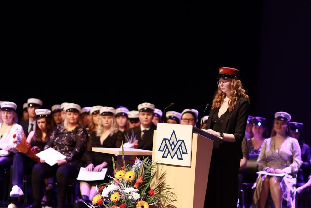 Anna Kristjana Helgadóttir flytur ávarpið í Hofi.