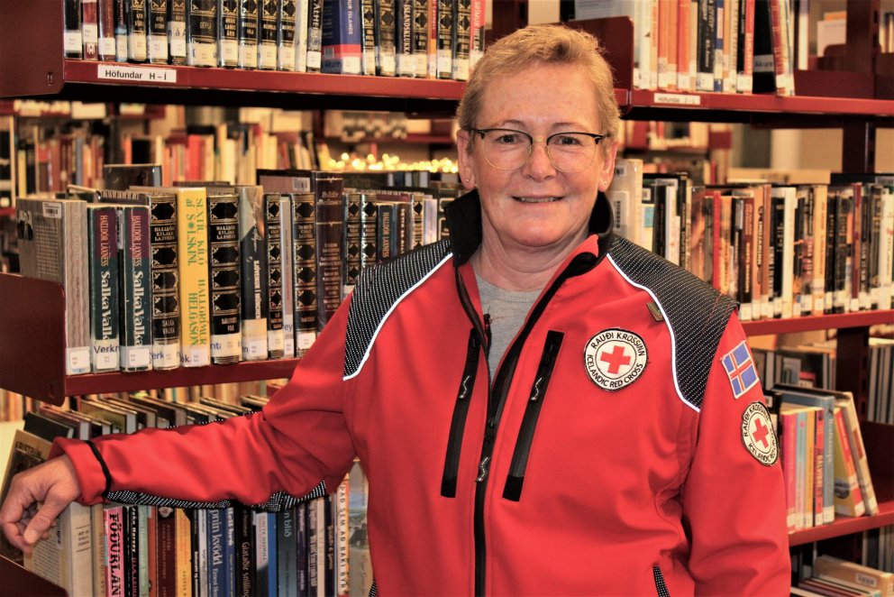Karen á bókasafni VMA í rauðakrosspeysunni sinni.