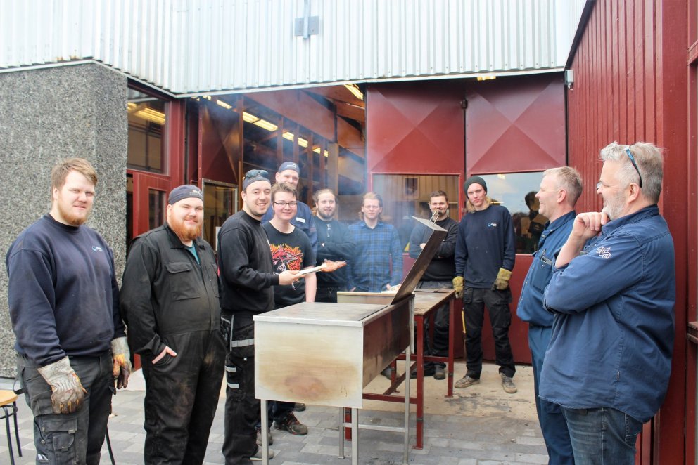 Málmiðnaðarnemar efndu til grillveislu í gær.