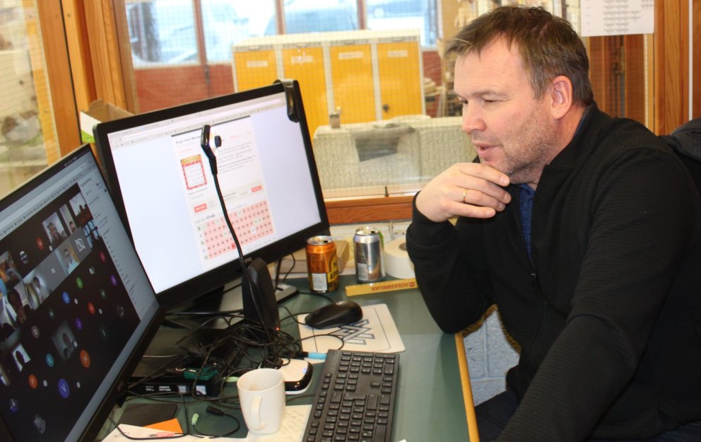 Jóhann Þorsteinsson stjórnaði hinu rafræna bingói.