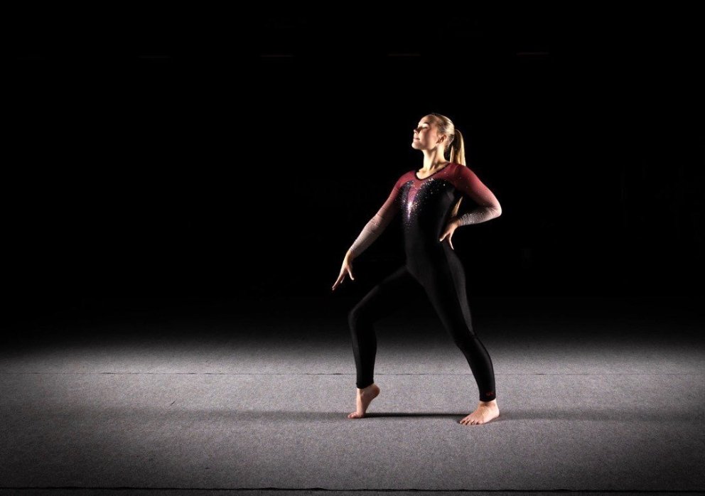 Evrópumeistarinn í hópfimleikum, Kristjana Ómarsdóttir, á gólfinu.